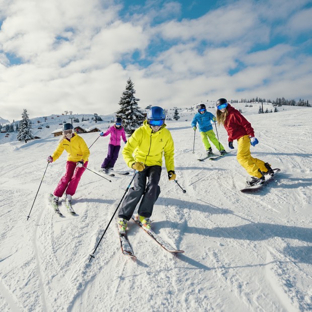Skifahren und Snowboarden auf den Pisten der Skiregion Ski amadé © Flachau Tourismus