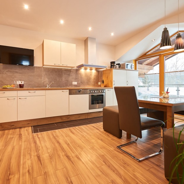 Top ausgestattete Küche mit hellem Wohnraum